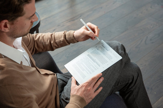 How to Carry a Paper Tablet and Stylus Together Without Damaging the Screen